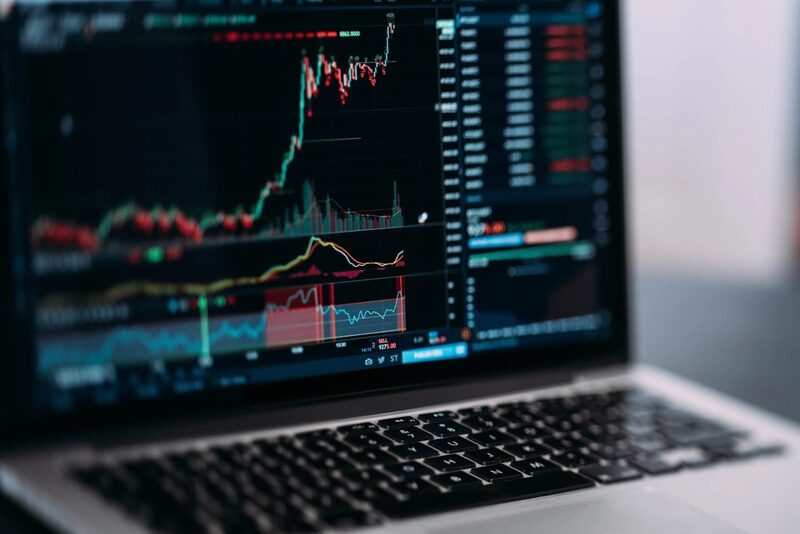 Aktienkurse und Charts auf einem Bildschirm